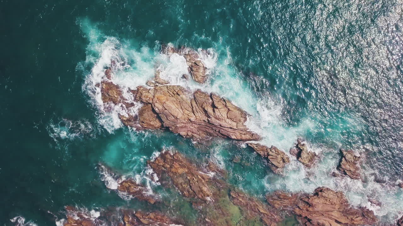 Riprese con drone della spiaggia di Amanwella, costa sud dello Sri Lanka: paradiso tropicale, oceano e rocce