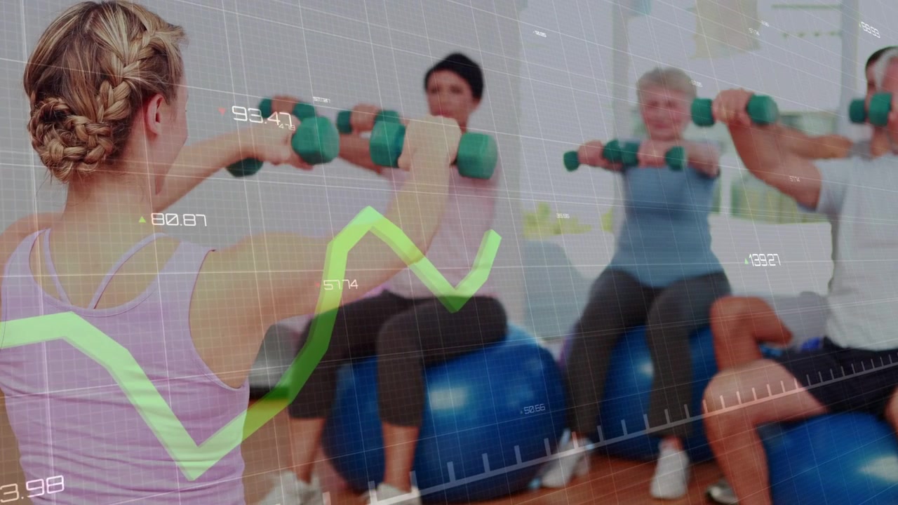 Entrenador dando instrucciones a la clase, grupo imitando levantamientos de brazos con balones mientras un gráfico verde rastrea las repeticiones para fitness.