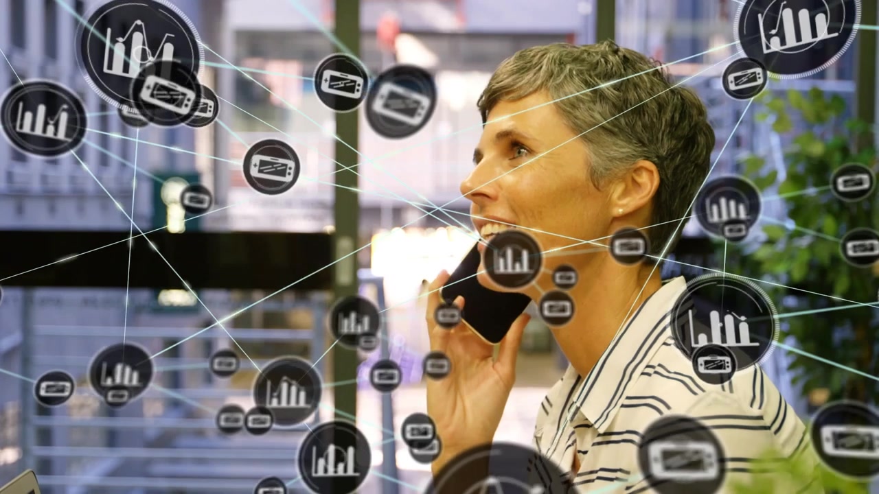Empresária Conversando no Smartphone com Sobreposição de Rede de Dados Digitais