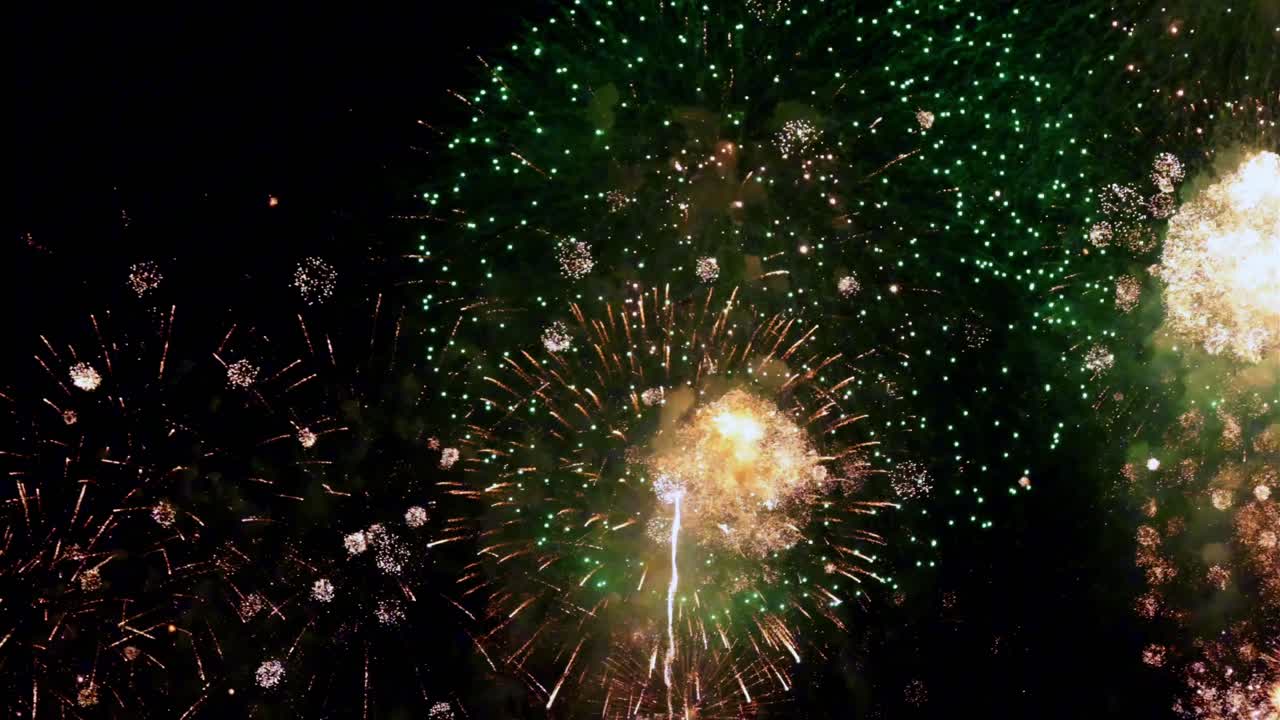 deslumbrantes fuegos artificiales iluminan el cielo nocturno durante el festival inteligente de yokohama minatomirai 2024