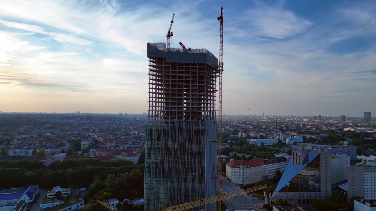 Cantiere della torre Estrel a Berlino 2024, con gru e paesaggio urbano sullo sfondo. Ottima vista aerea panoramica con drone.