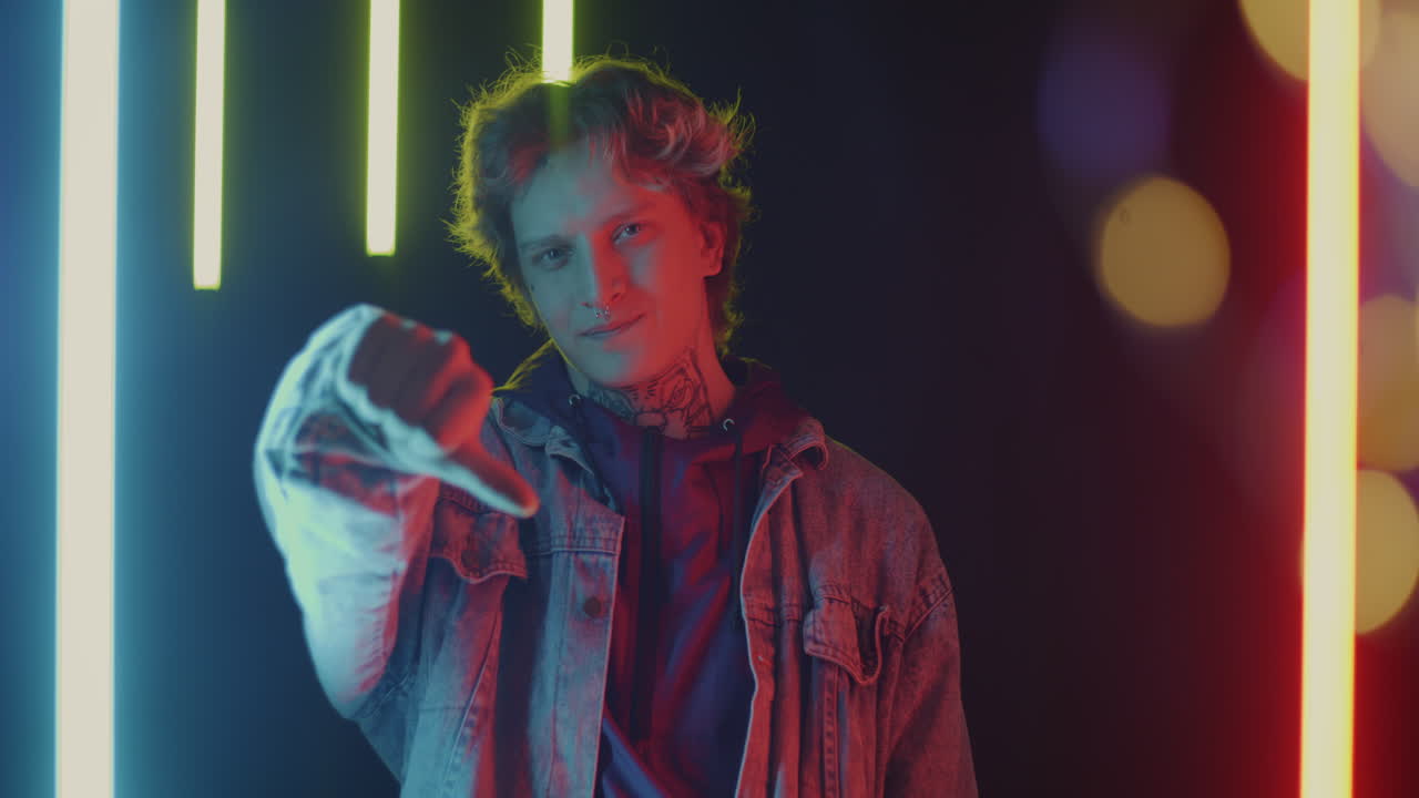 Giovane alla moda sotto luce al neon