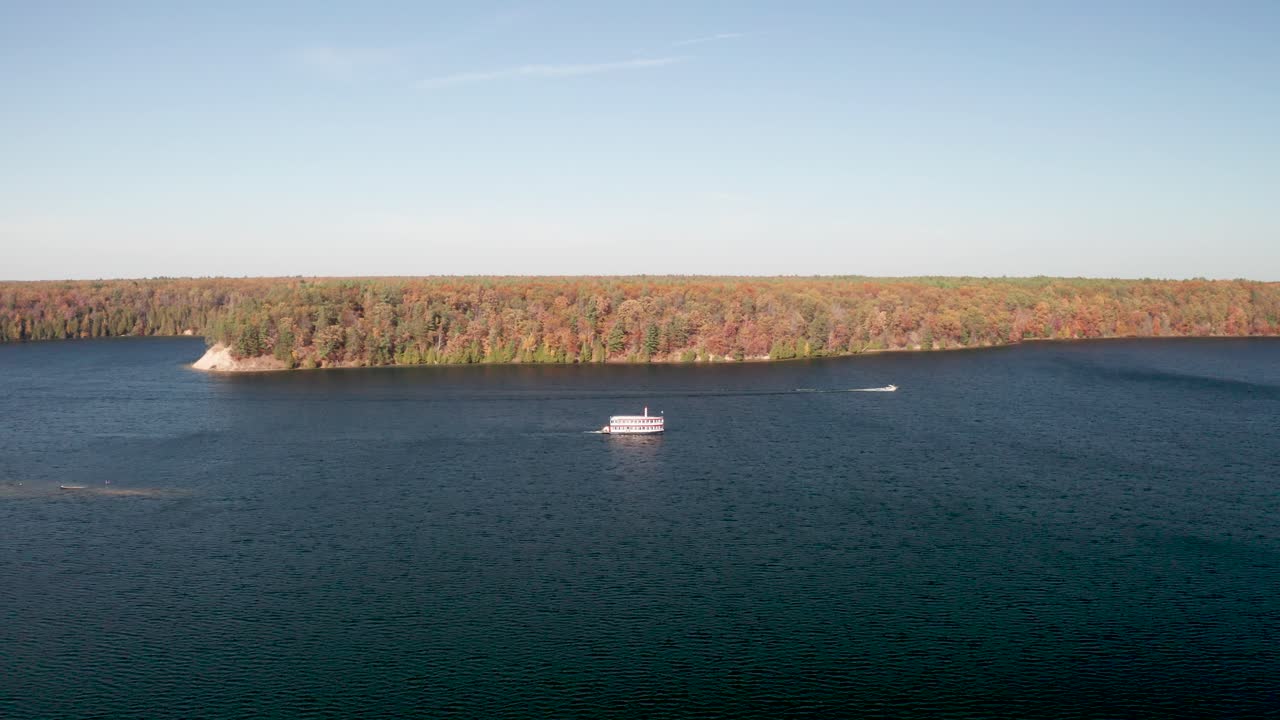 au sable river queen boat en el río au sable en michigan con video de drones avanzando plano general