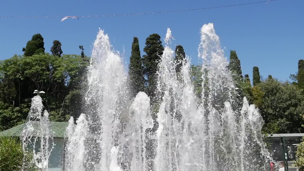 fuente de agua en un parque
