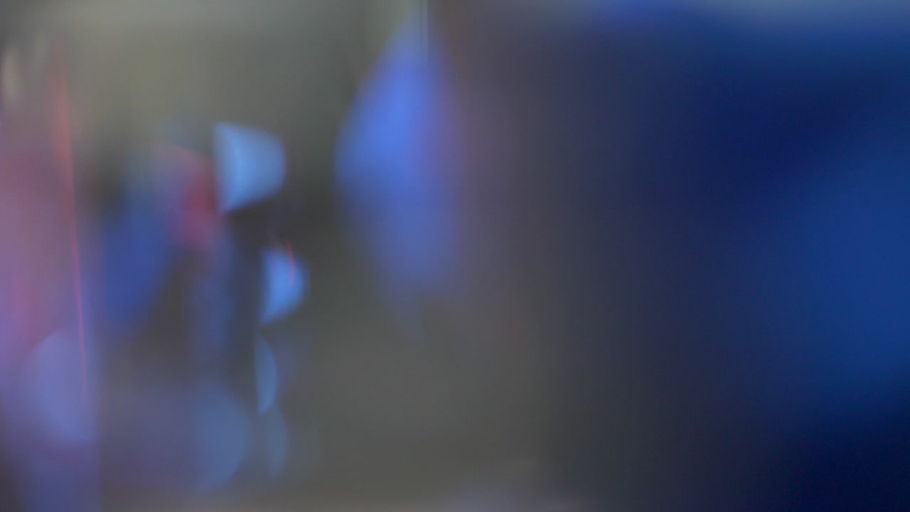 보케(bokeh) 빨간색과 파란색 조명이 있는 소프트 포커스 추상 금속 물체