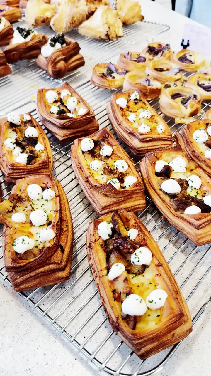 Deliziosi pasticcini danesi salati appena sfornati
