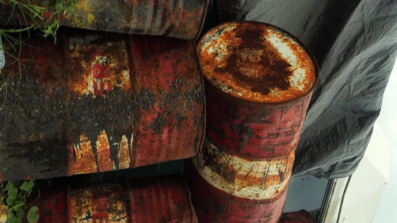 수직 슬로우 모션 패닝  ⁇ 은 인도네시아 발리의 쓰레기 문제 또는 오염을 나타 ⁇ 니다. 누사 페니다 섬에 빈 녹은 쓰레기통으로