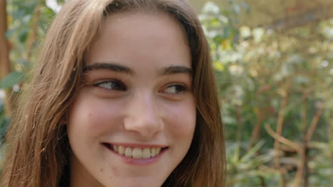 hermosa niña sonriendo con mariposa arrastrándose sobre la cabeza aleteando alas divirtiéndose con la vida silvestre en el zoológico de conservación de la naturaleza 4k