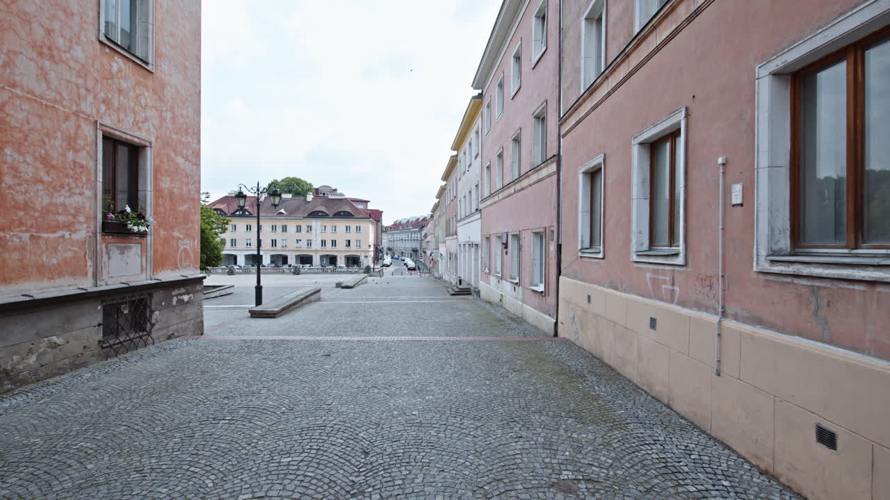 Vista di una strada tranquilla di Mariensztat a Varsavia, che mostra edifici e una strada acciottolata