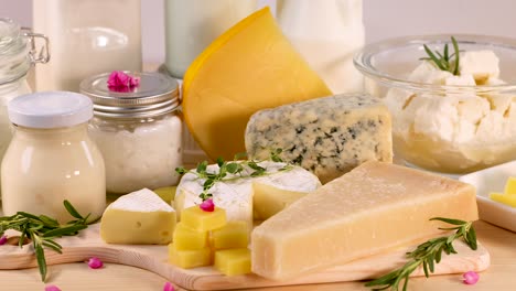 variedad de productos lácteos sobre un fondo blanco