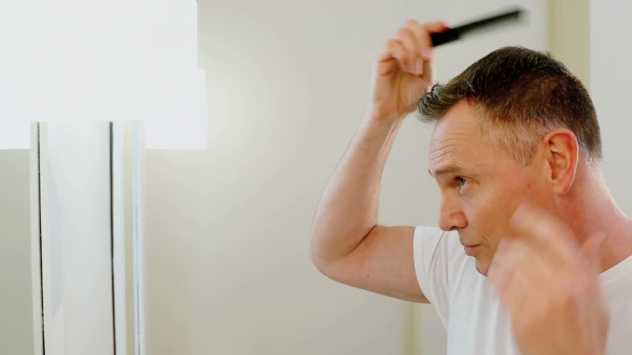 남자 는 욕실 4k 에서 머리 를  ⁇ 고 있다