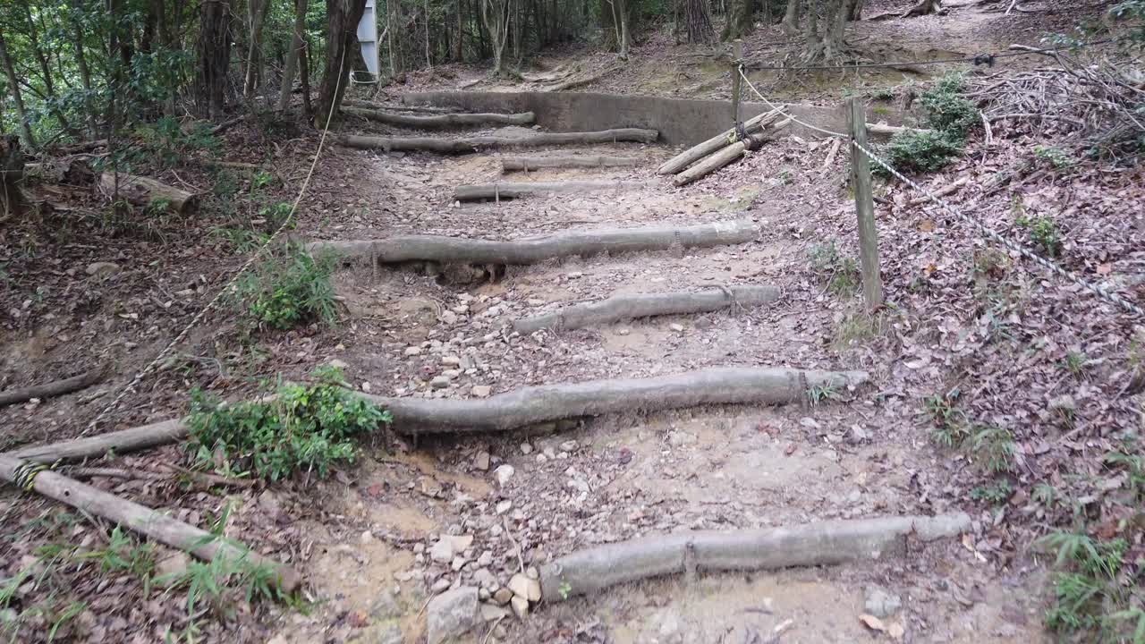 pov caminando por las escaleras de madera cuesta arriba del monte daimonji en kyoto, japón, camino rocoso