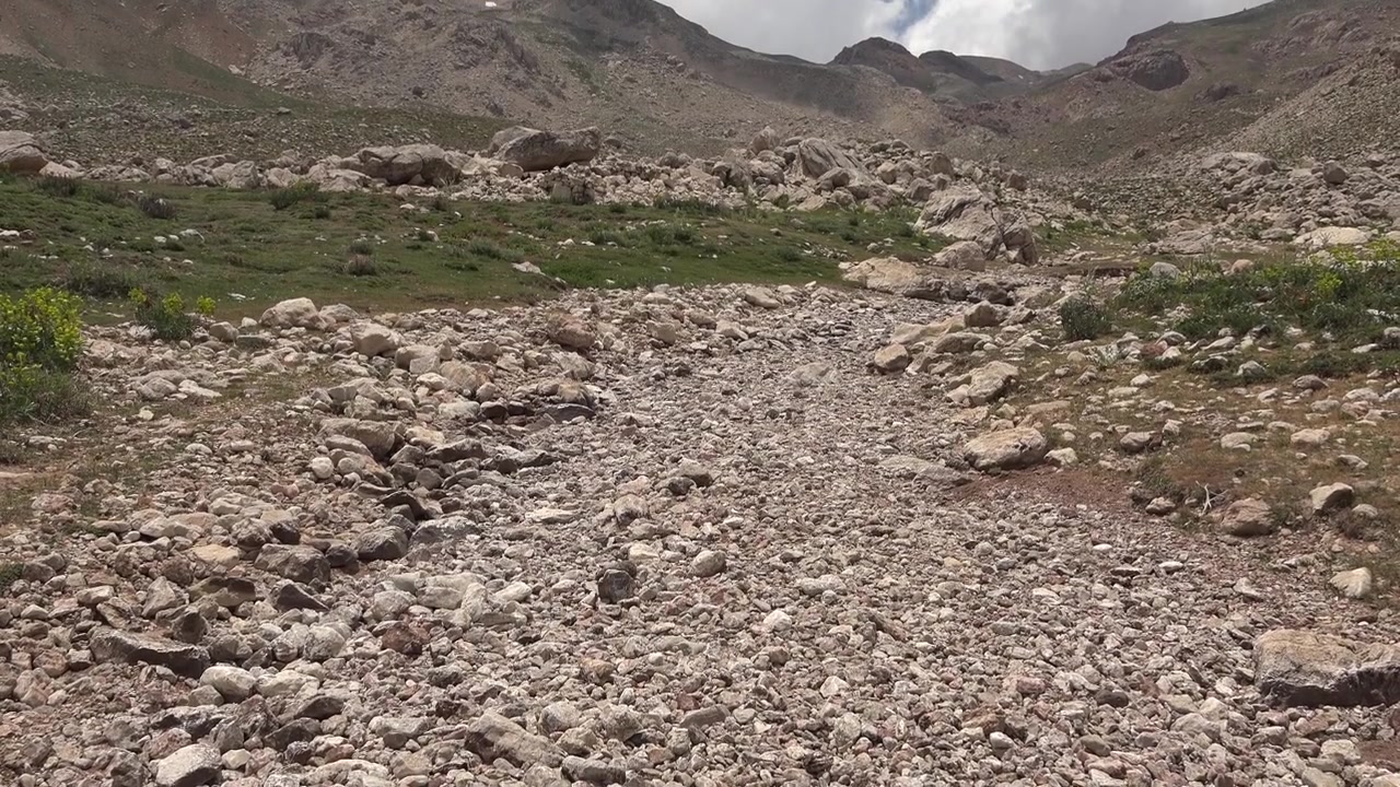 Leito de Rio Seco e Rochoso em uma Paisagem Montanhosa