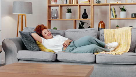 Schwarze-Frau,-Entspannung-Und-Couch-Einer-Person-Bei-Der-Arbeit