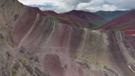 vista aérea de aviones no tripulados de la montaña del arco iris, vinicunca, región de cusco, perú