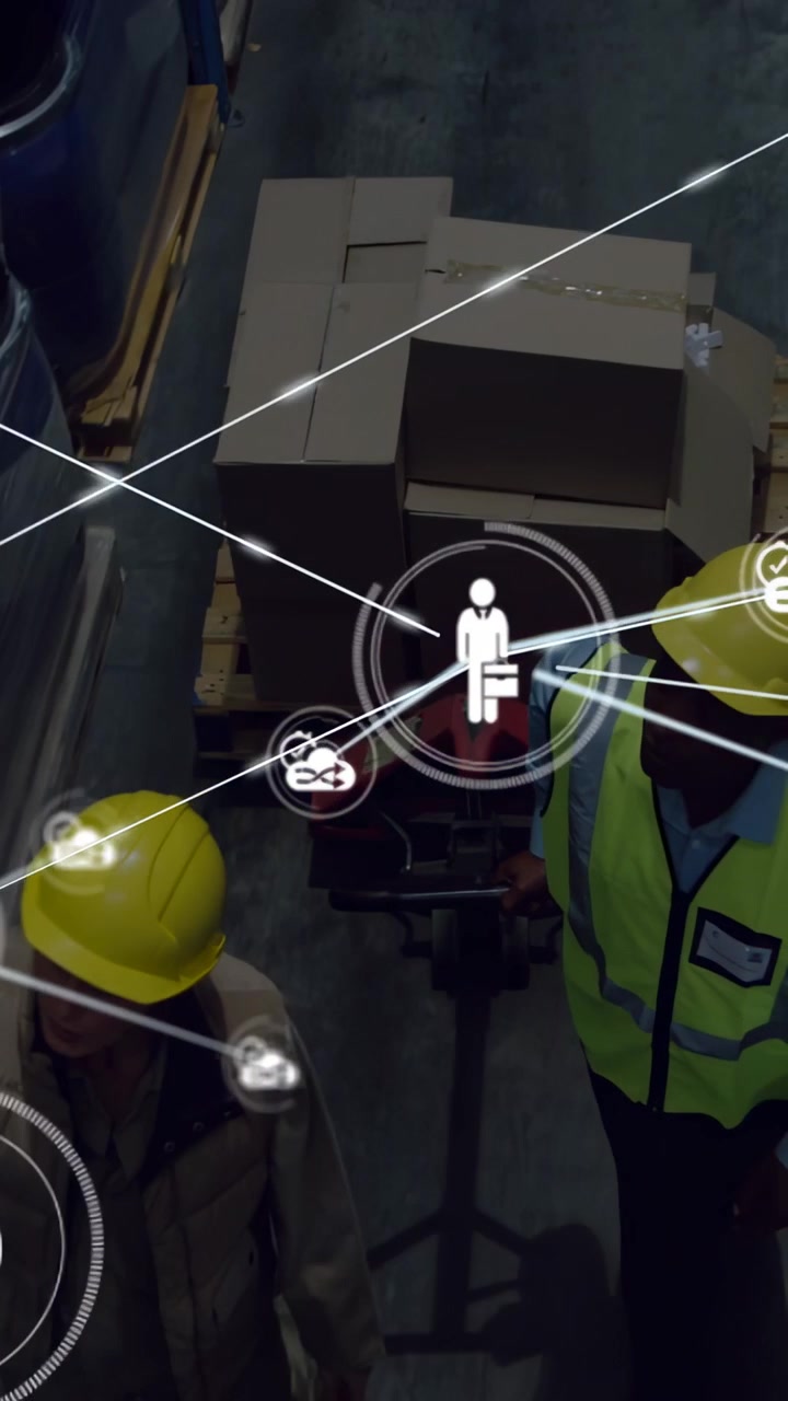 Video verticale: Due persone in magazzino che guidano un transpallet, con sovrapposizione AR attivata dal movimento che collega gli articoli