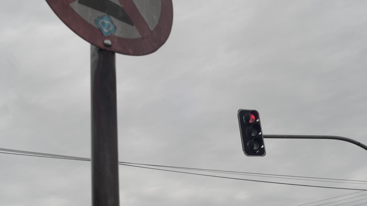 semáforo en el fondo