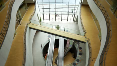 vista estática de arriba hacia abajo del interior de la biblioteca real danesa sin personas y otros caminando afuera