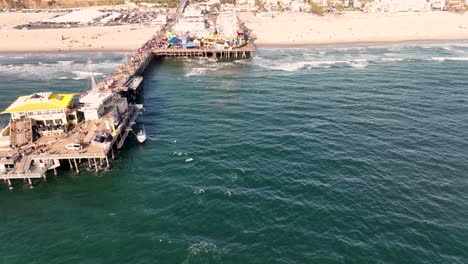 Revelar-Desde-Las-Olas-Del-Océano-Hasta-El-Parque-Pacífico-En-La-Ciudad-De-Santa-Monica-Pier-Ca-Y-El-Horizonte-En-El-Fondo