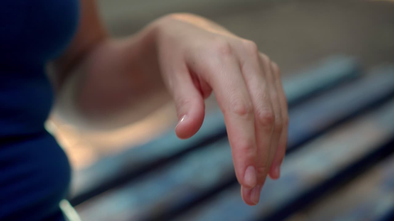 의료 마스크를 입은 여성이 그녀의 손을 살균제 04으로 치료합니다.