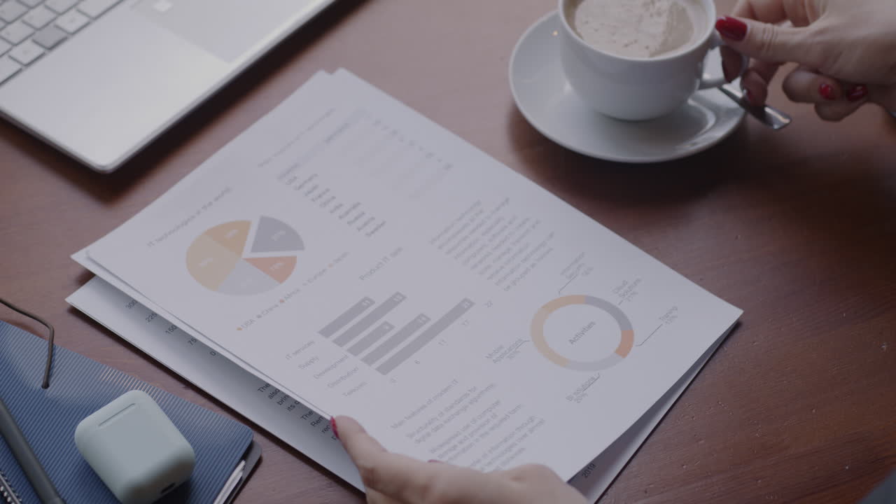 mujer de negocios analizando informes financieros