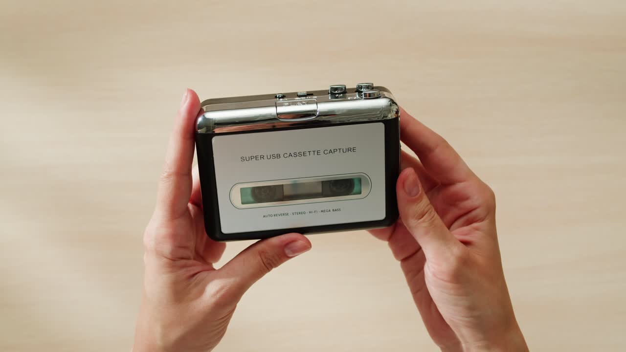 빈티지 카세트 테이프 플레이어를 들고 있는 손