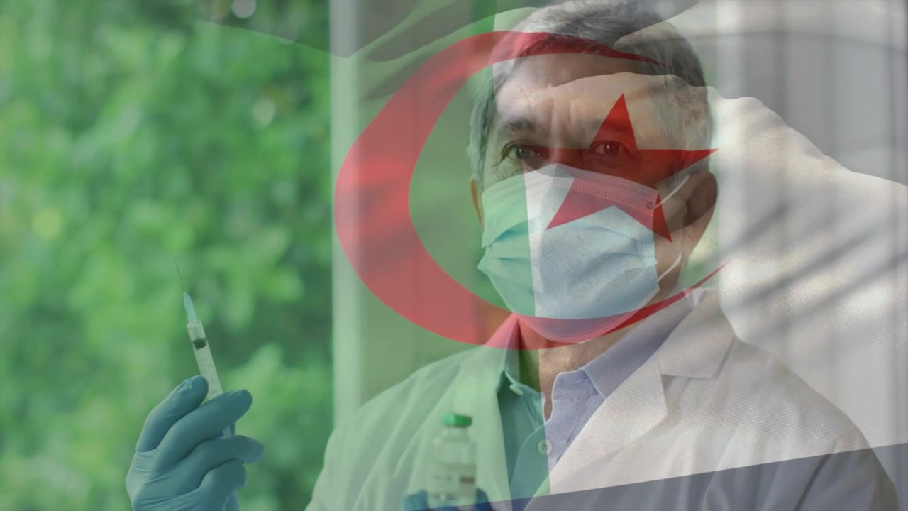 Médico Segurando Frasco de Vacina e Seringa com Sobreposição da Bandeira Argelina