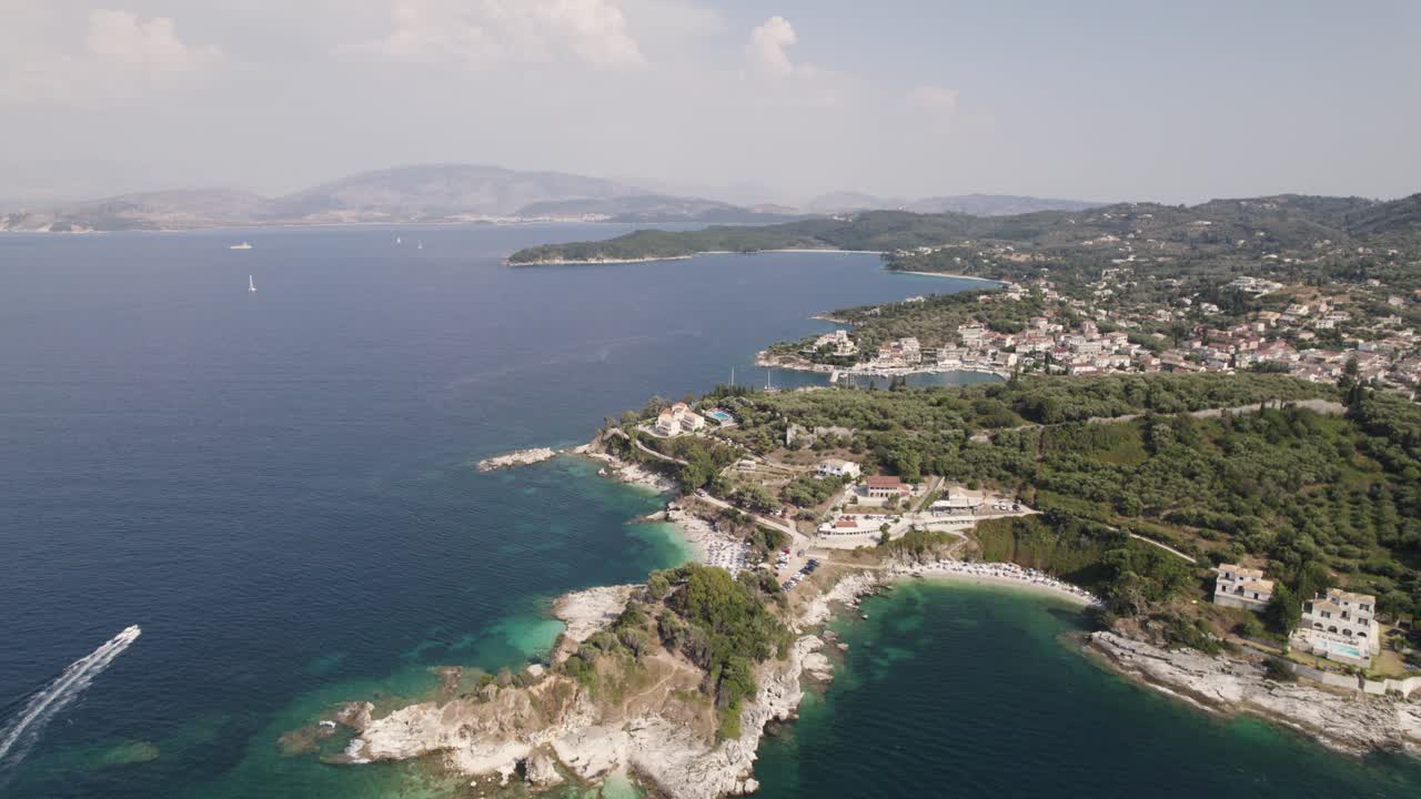 costa del pueblo pesquero de kassiopi, corfú, grecia