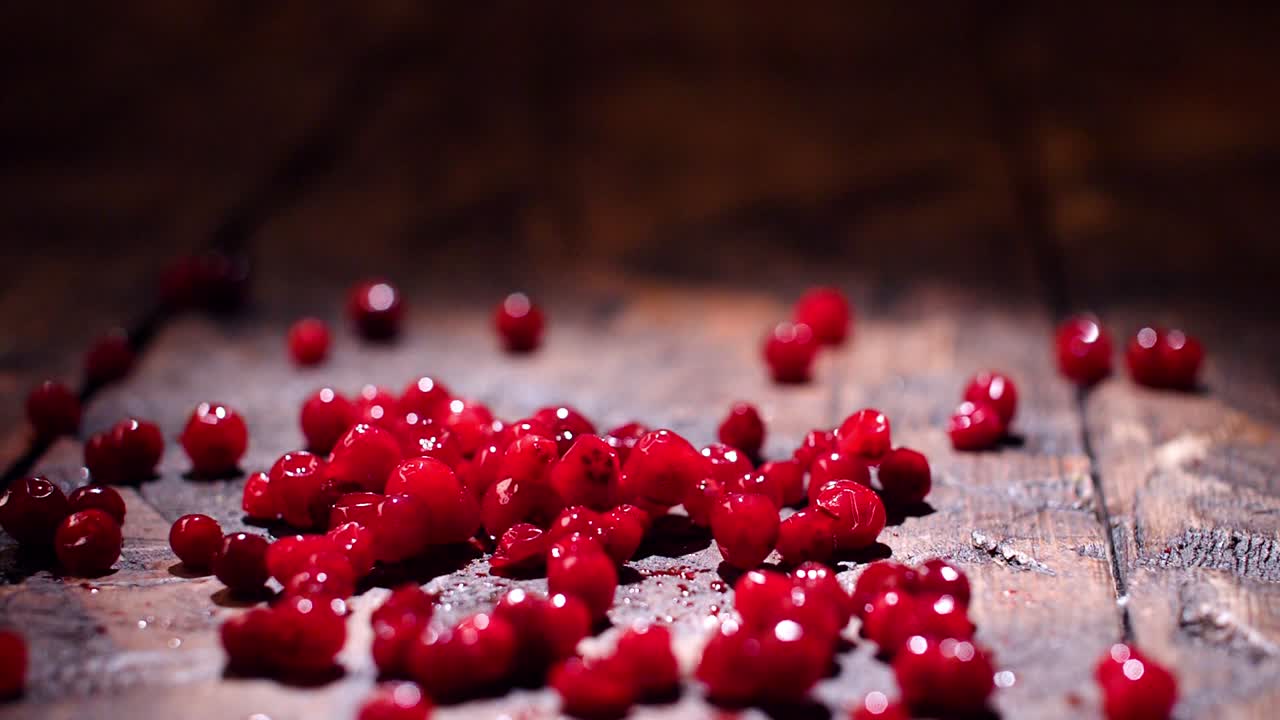 나무 표면에 신선한 크랜베리