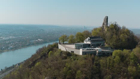 drone - aerial shot of the ruin drachenfels with the river rhine siebengebirge near bonn - königswinter 25p