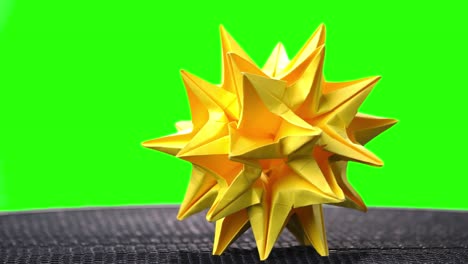 estrella de origami con puntas en la pantalla verde.