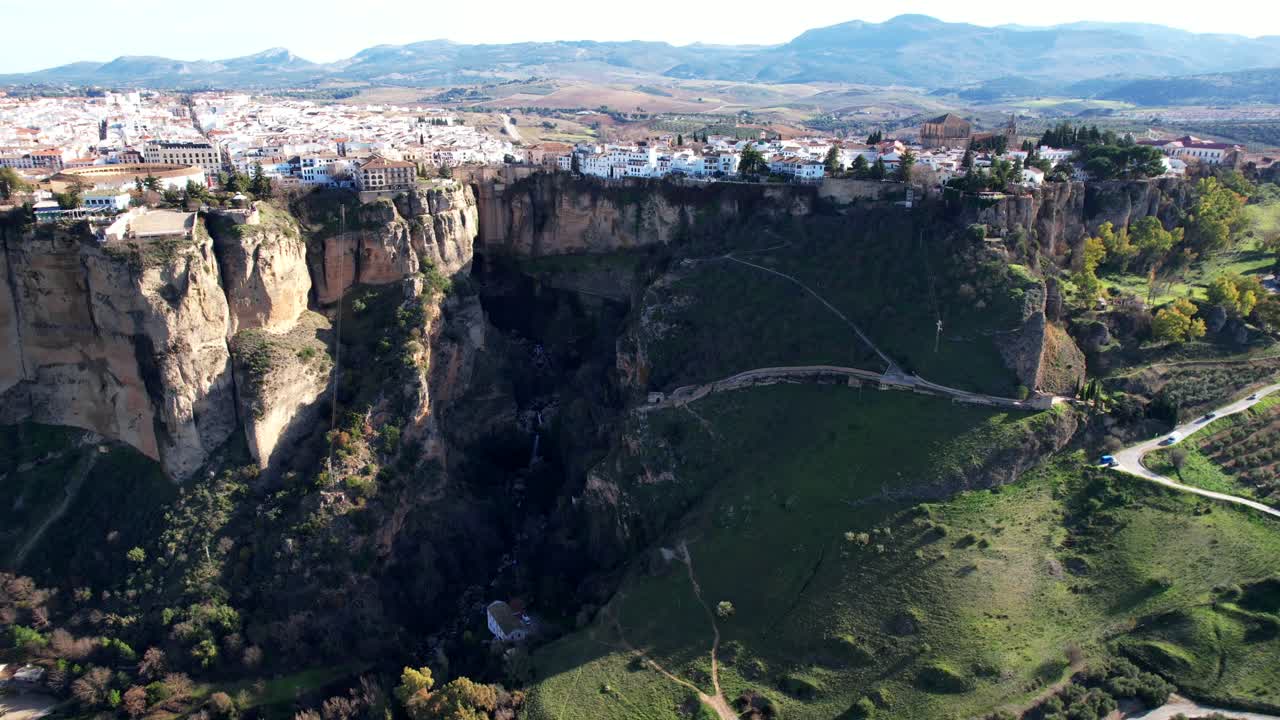 aerial dolly towards luxury homes and apartments on the beautiful cliffs of ronda spain 로다 스페인의 아름다운 절벽에 있는 고급 주택과 아파트
