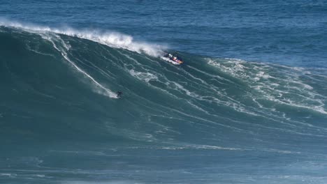 Cámara-Lenta-De-Un-Surfista-De-Grandes-Olas-Kai-Lenny-Montando-Una-Ola-Monstruosa-En-Nazaré,-Portugal