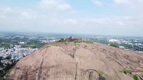 Filmische-Drohnenaufnahme-Der-Felsenfestung-Und-Des-Tals-Von-Dindigul,-Tamil-Nadu,-Indien