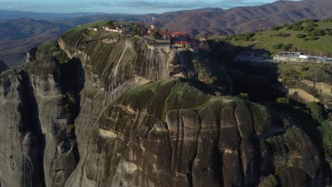 4k-Meteora,-El-Gran-Meteorito,-Monesterio-En-Una-Toma-De-Paisaje-De-Montaña:-Dron-Aéreo,-Μετέωρα,-Ελληνικά-Meteora-Grecia,-Formación-Rocosa-Vertical,-Colores-De-Otoño,-Puesta-De-Sol,-Antigua-Grecia,-Cinemática