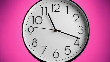 reloj de pared blanco sobre fondo rosa. una hora para las 12, lapso de tiempo. concepto de tiempo.