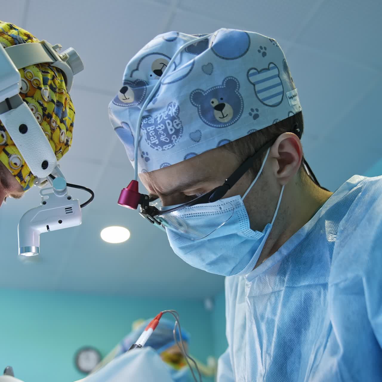 Cirujanos atentos concentrados en su trabajo preciso. Médicos que utilizan herramientas que iluminan la zona operada con linternas en la cabeza.