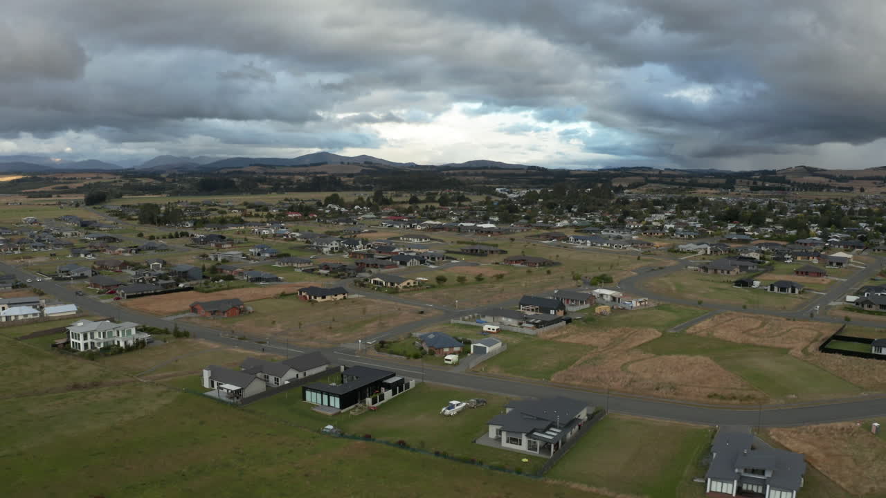 volar sobre imágenes aéreas de drones con vistas a las casas suburbanas en expansión en te anau, nueva zelanda
