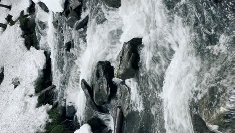 Flusswasser-In-Steinlandschaft,-Vertikale-Ansicht.-Gebirgsbach-Im-Winterwald.