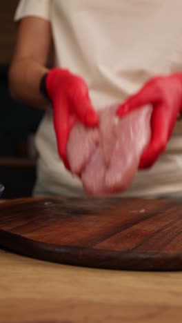 preparación de pecho de pavo crudo