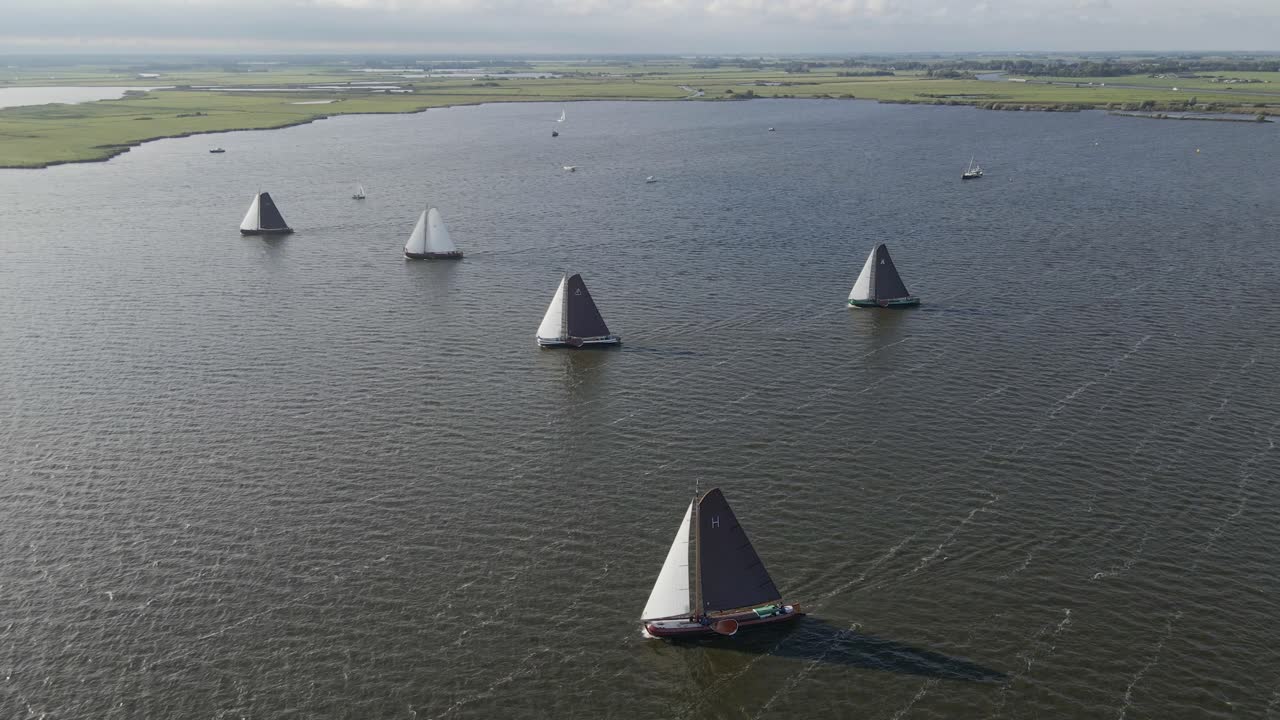 Vista aerea di una bellissima competizione di barche a vela skutsje sul lago Sneekermeer a Sneek, Frisia, Paesi Bassi.