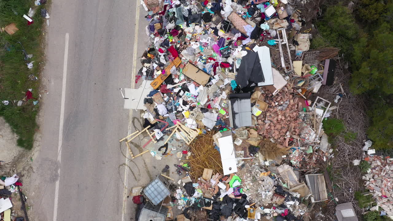 vista aérea de drones sobre basuras a lo largo de un camino de asfalto vertedero ilegal de basura francia