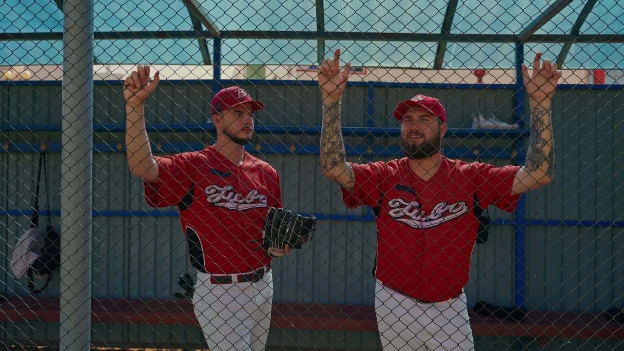 Due giocatori di baseball in maglia rossa