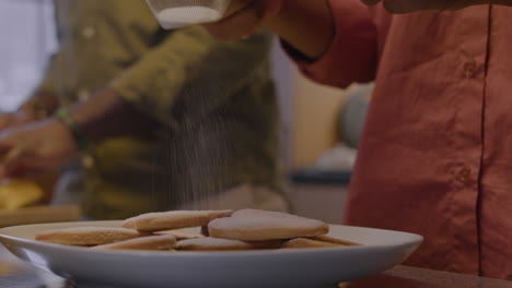 una pareja cocinando en la cocina.