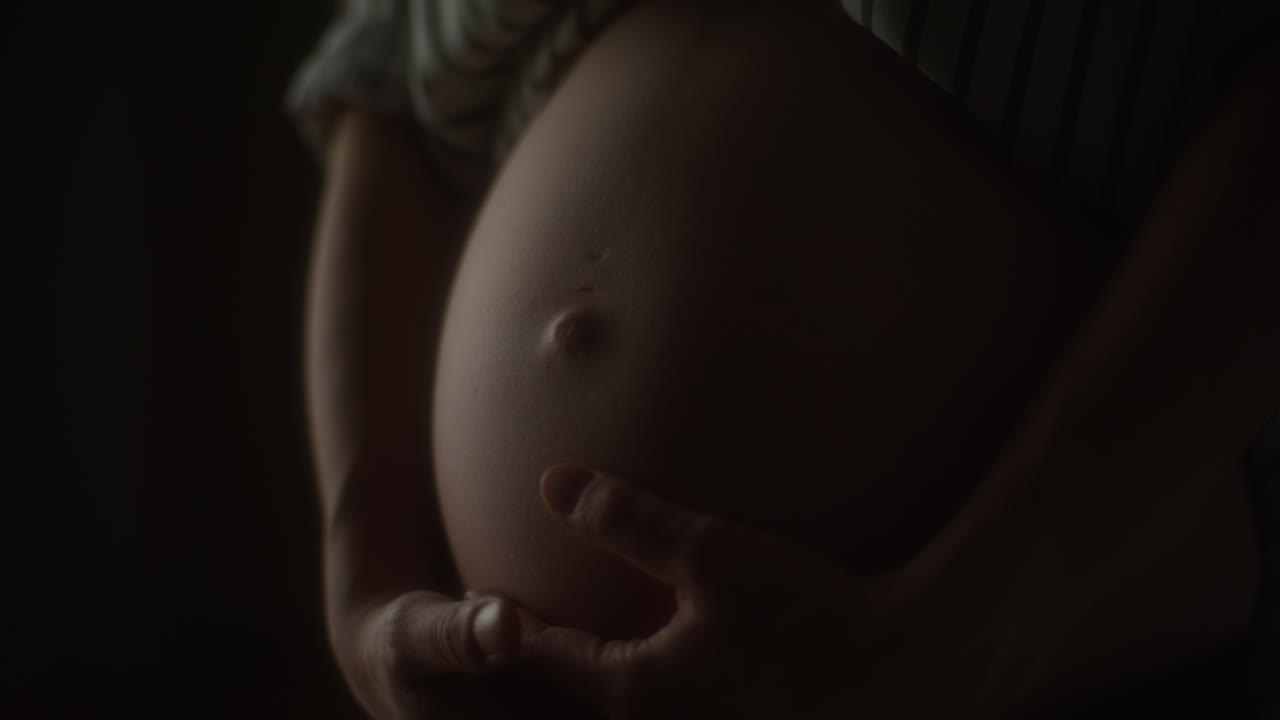 cerca del vientre de la mujer embarazada con las manos