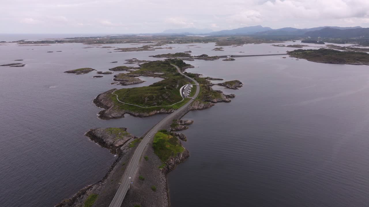 tomada de un avión no tripulado de la carretera del océano atlántico de noruega, puentes que unen islotes