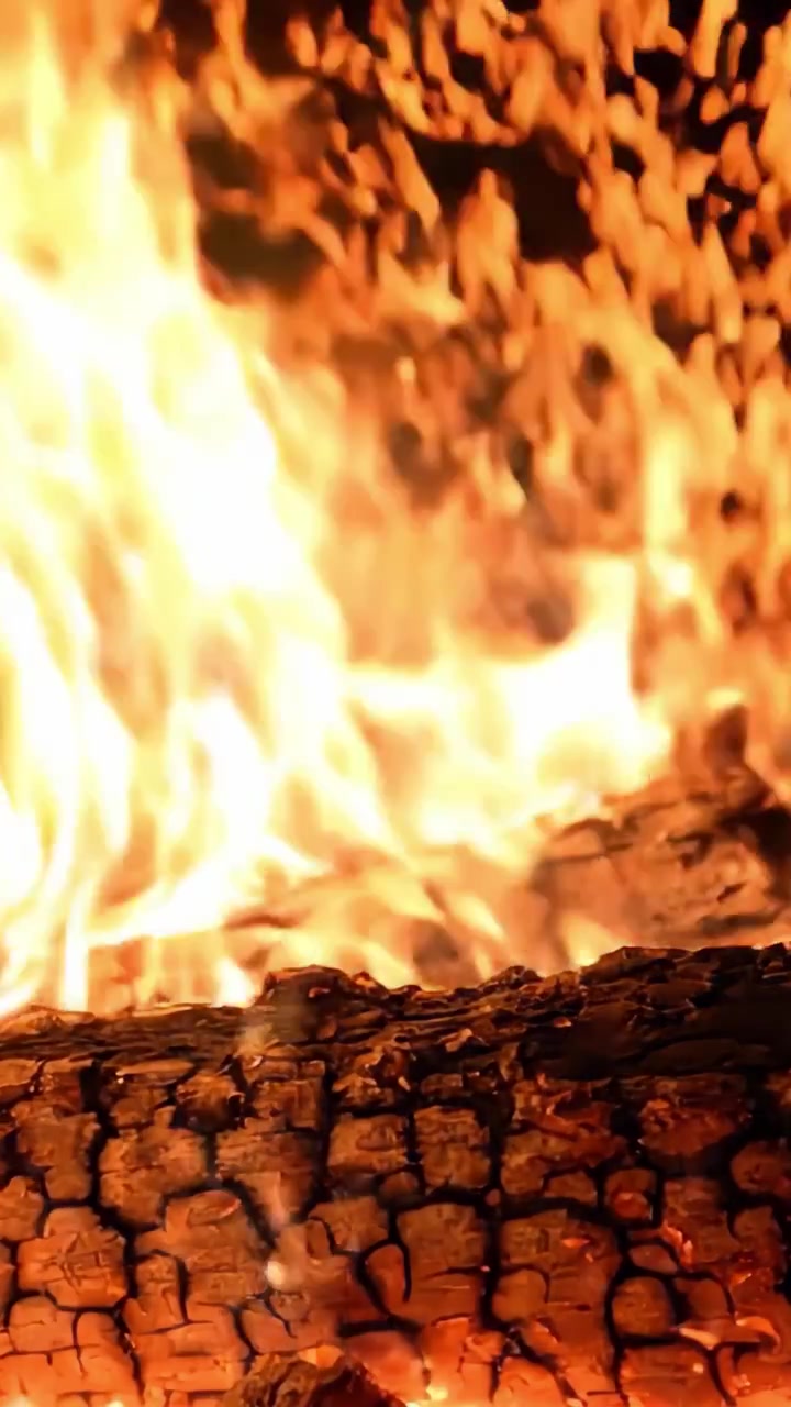 Uma Exibição Cativante de Chamas Dançando e Brilhando, Iluminando os Arredores com Calor e Luz, Mostrando a Beleza de um Fogo Crepitante em Câmera Lenta
