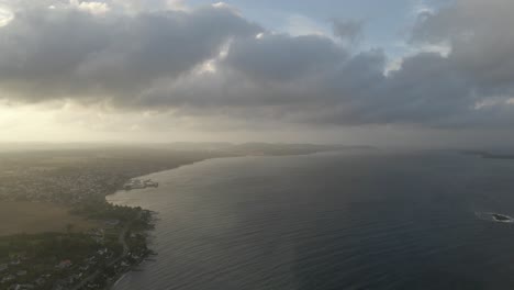 Imágenes-De-Drones-Del-Fiordo-De-Oslo-En-El-Sur-De-Noruega-Con-Nubes-Que-Se-Mueven-Rápidamente-En-Verano