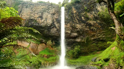 Spectacular-view-of-Bridal-Veil-Falls-from-the-bottom,-showcasing-the-grandeur-of-nature