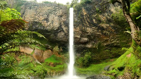 Espectacular-Vista-Del-Velo-De-Novia-Que-Cae-Desde-Abajo,-Mostrando-La-Grandeza-De-La-Naturaleza.